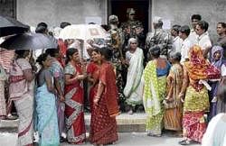 Clashes, firing mar Bengal civic election