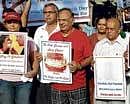 Former test cricketer E A S Prasanna and members of a charitable trust participating in a walkathon on the eve of World No Tobacco Day in the City on Sunday.  dh photo