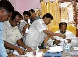 Lending ears Union Law and Justice Minister M Veerappa Moily hearing public grievances in Chikkaballapur on Sunday. DH photo