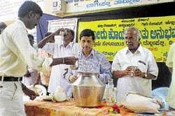 Water expert K Narayanaswamy drinking rain water to mark inauguration of workshop on use of rain water in Yallampalli of Bagepalli taluk. DH PHOTO