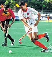 Steady battle: ONGCs Dharmender tries to get past Naveen Shekar of DYSS on Wednesday. DH Photo