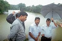 unciple Council President P D Ponnappa, Munciple Commissioner K Srikanth Rao visited Kootuhole on Wednesday. DH Photo