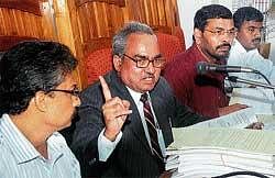 Mangalore University Vice-Chancellor Prof T C Shivashankara Murthy addressing the academic council meet at Mangalagangothri on Tuesday.  Registrar Dr Chinnappa Gowda and others look on. DH Photo
