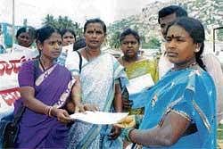 Members of Grameena Mahila Okkutasubmitting a memorandum to Avani Gram Panchayat President Rathnamma at Honnashettyhalli, Mulbagal taluk on Thursday. DH Photo