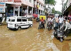 No sight of road: Following heavy rain, roads at Darga Mohalla in Chikkaballapur were filled with water leaving vehicle users stranded on Friday. DH Photo