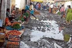 Vegetables are sold in unhygienic condition at shandy maidan in Kolar. DH photo