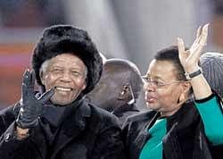 Former South African president Nelson Mandela and his wife Graca Machel greet the fans.