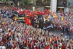 Thousands of fans line up the streets of Madrid to welcome Spains footballers on their triumphant return from South Africa. AP
