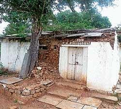 The building where the samadhi (tomb) of Akka Nagalambika is located. DH photo