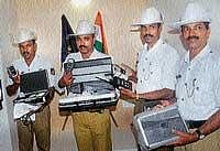 Policemen demonstrating the breath analyser machines at the Mangalore City Police Commissionerate on Monday. dh photo