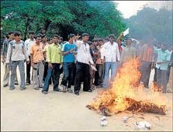 Yuva  Vidyrathi Hitarakshana Vedike members burning an effigy of elected representatives in Kolar on Tuesday . DH Photo