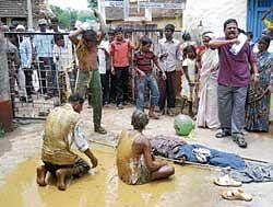 for a cause: Members of the Bhangi community poured human excreta over themselves on the Savanur Town Municipal Council premises on Tuesday. DH PHOTO