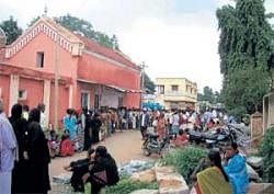 Tension: Public gathered outside the Mini-Vidhana Soudha at Mulbagal, demanding ration cards on Thursday. The Police arrived in time and prevented a possible stampede. . DH Photo