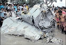 Villagers throng the wreckage of a crashed MiG-27 fighter aircraft at Bhotputti village, West Bengal, on Saturday. Reuters