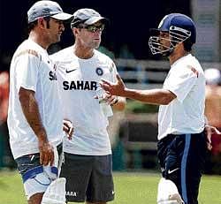 Think Tank: Indian skipper Mahendra Singh Dhoni (left), coach Gary Kirsten (centre) and Sachin Tendulkar engage in a deep discussion on Sunday ahead of the second Test against Sri Lanka beginning at the SSC ground, Colombo, on Monday. Reuters
