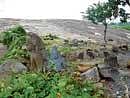 Aretippur in Maddur taluk is home to many ruins, including Jain basadis and sculptures all dating back several centuries.