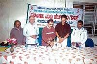 Madikeri Rotary Misty Hills past president B G Ananthashayana inaugurating a discussion on migrant labourers and Aids at District Hospital in Madikeri.  DH Photo
