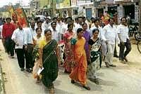 Land Smudge Taluk BJP unit members taking out a protest march in Bagepalli on Monday, alleging encroachment of public property. DH Photo