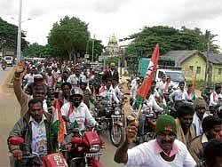 Congress workers participating in bike rally organised to express support to the Congress padayatra to Bellary at Shidlaghatta on Thursday. DH Photo