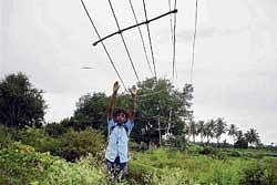 Perilously Close: People find the electric cables at Nallappalli near Srinivaspur too easy to touch for their safety. DH Photo