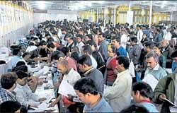 Final day: Close to 58,000 people visited the counters set up by the IT department at Palace Grounds on the last day to file income tax returns on Saturday. DH Photo
