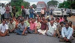 Villagers of Gejjalagere staging a rasta roko on Mysore- Bangalore highway in Maddur taluk on Wednesday, demanding jobs for local people in Gejjalagere Industrial Area. DH Photo