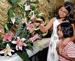 A thing of beauty: Children admire flower arrangements at the Independence Day Flower Show in Lalbagh, Bangalore on Saturday. dh Photo