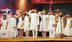 Honour: Children performing at Smarananjali a tribute programme organised at Palace Grounds on Sunday. DH Photo