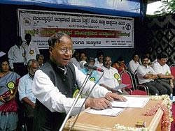 District in-charge Minister Mumtaz Ali Khan addressing  literacy programme organised as part of the inauguration of Sakshar Bharat in Chikkaballapur on Monday.  DH PHOTO