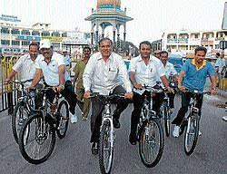 pedal Minister Suresh Kumar, Mayors Sandesh Swamy and Dr Neeraj Patil cycling in Mysore on Wednesday. DH photo