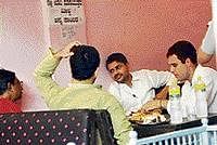 Rahul Gandhi having snacks at a road-side hotel in Hubli. DH photo