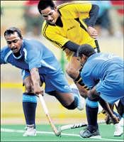KSPs Shiv Kumar and Parmesh try to block ASCs Majhi (centre) in the Travancore Cup tournament on Saturday. DH photo