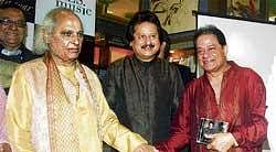 Mesmerised: Pandit Jasraj, Pankaj Udhas and Anoop Jalota. (Right) Talat Aziz with wife.