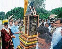 Minister Suresh Kumar dedicating the Martyrs Circle in Mysore on Sunday. Mayor Sandesh swamy, Police Commissioner Sunil Agarwal, Corporation Commissioner K S Raykar are seen. dh photo