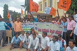 Members of ABVP and Save Mysore University Forum  staging a protest in  Manasagangothri in Mysore on Monday. Forum leader Prof K S Shivaramu, Prof K S Bhagwan and Udayaprakash are seen. DH PHOTO