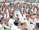 Farmers of Kuditini and Haraginadoni villages in Bellary taluk staging a protest.  dh photo