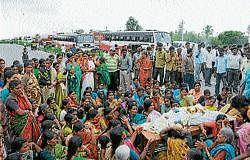 Relatives and friends of the deceased staging a  rasta roko, along with corpse, on Hunsur road in Mysore  on Wednesday. dh photo