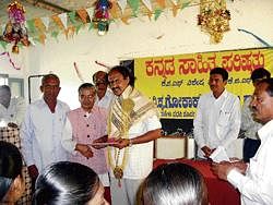 Kannada activist V S Prakash being felicitated at a Kannada Sahitya Parishat programme at Kolar Gold Fields on Wednesday. DH photo