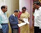 TMC Chief Officer Channegowda and Census Officer Rajanna conducting a survey of members of Scheduled Caste in Shidlaghatta on Wednesday. DH PHOTO