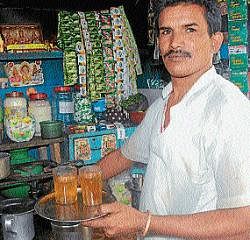 Prakash Kumar ready with lemon tea at his mobile shop (behind Boys hostel of Mysore Medical College and Research Institute)  on Seethavilas Road in Mysore. dh photos