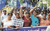 Various organisations rallying for a judicial inquiry into the death of beggars, in Bangalore on Friday. DH Photo
