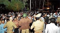 Police pacify protesters at JJ Nagar on Friday night. DH Photo