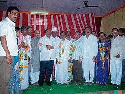 State BJP President Eshwarappa and Ministers Katta Subramanya Naidu, Basavaraj Bommai and others welcoming Taluk Panchayat former president Omkarappa and TP Vice-President Pushpa Rajanna into the party, on Monday. DH Photo