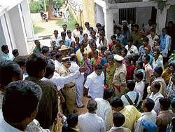 Tug of war: MLA Amaresh trying to pacify protesters in front of the Taluk Panchayat office in Mulbagal on Monday. Panchayat member M Venkataramanappa, Circle Inspector Jai Shankar and Sub-inspector Basavaraj are seen. DH photo