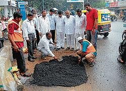 Mayor Sandesh Swamy and other councillors looking at the instant pothole filling method in Mysore recently. DH Photo