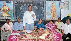 Leading a cause: DDPI V M Patil speaking at a awareness meeting for parents of students from Kannada Boys School No 22 in Belgaum. Dr R B Bajantri, Block Education Officer A B Pundalik, social workers Sarala Herekar and Vijay More are seen. DH Photo