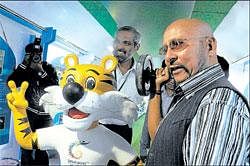 V for victory:  Former cricketer Syed Kirmani poses with Shera, after inaugurating the Commonwealth Express  train  which arrived from Mysore to Bangalore at the Cantonment  Railway Station on Thursday. DH Photo