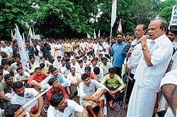 Kasargod MP P Karunakaran addressing the protesters against the discrepancies in disbursement of compensation to the Mangalore aircrash victims kin in Mangalore on Wednesday. DH photo