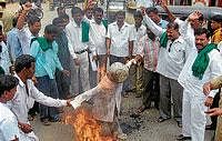 Ire: Protesters setting on fire the effigy of Union Petroleum Minister Murli Deora, condemning the centres policy on fuel price, in Chamarajnagar on Thursday. Dh Photo