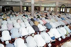 Muslims offering prayers at Taqwa masjid in Pumpwell as part of Eid-ul-Fitar on Friday.  DH photo